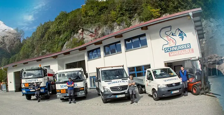 Team von Schnurrer mit Tankwagen und Lieferfahrzeugen vor dem Betriebsgebäude am Salinenplatz
