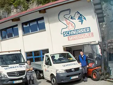 Lieferfahrzeuge vor dem Betriebsgebäude am Salinenplatz, Standort des Tankports