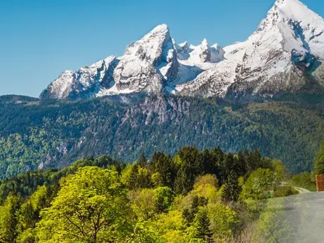 Watzmann im Frühling über dem Berchtesgadener Land